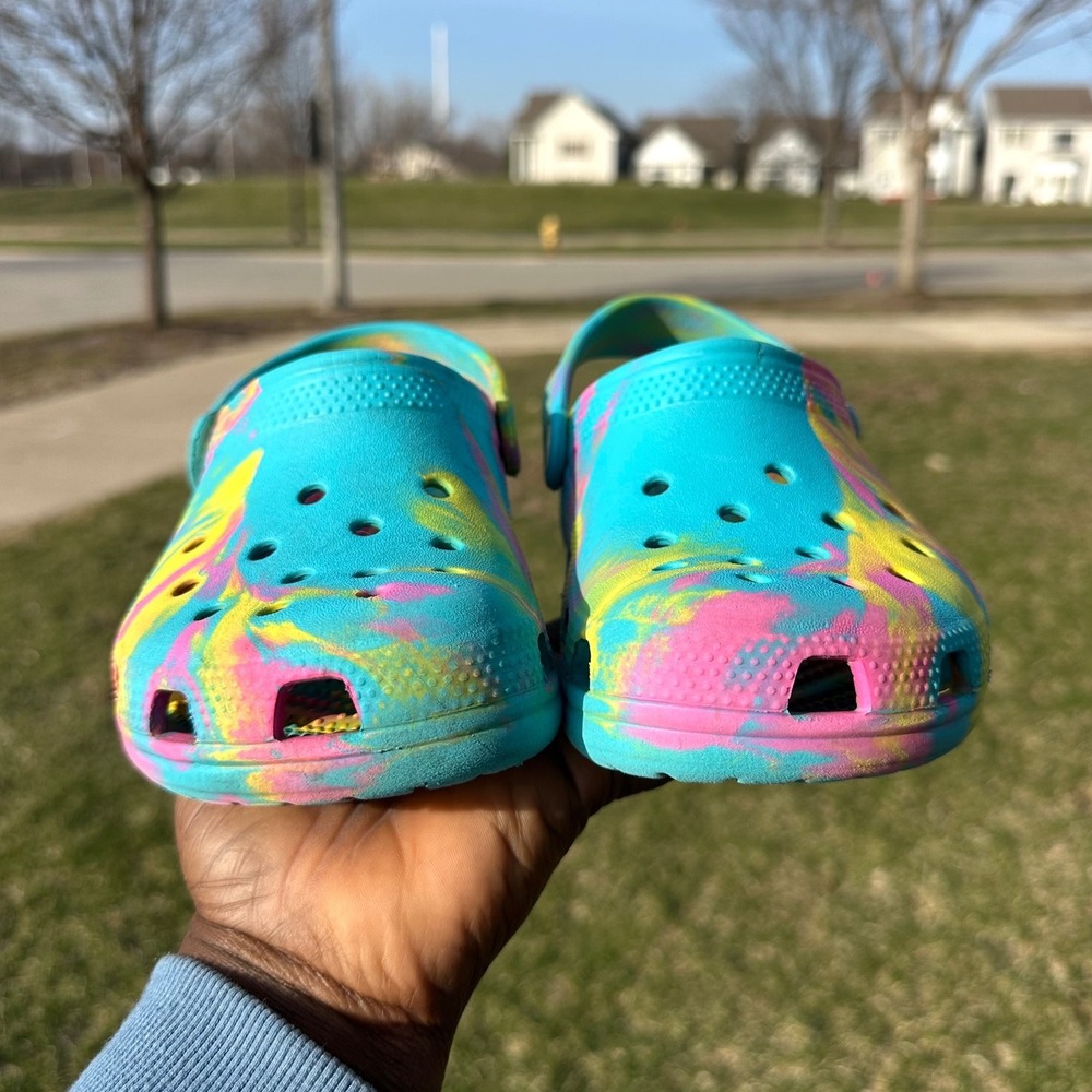 CROCS KIDS CLASSIC MARBLED TYE DYE CLOGS Size J2 Sandals - Picture 6 of 10
